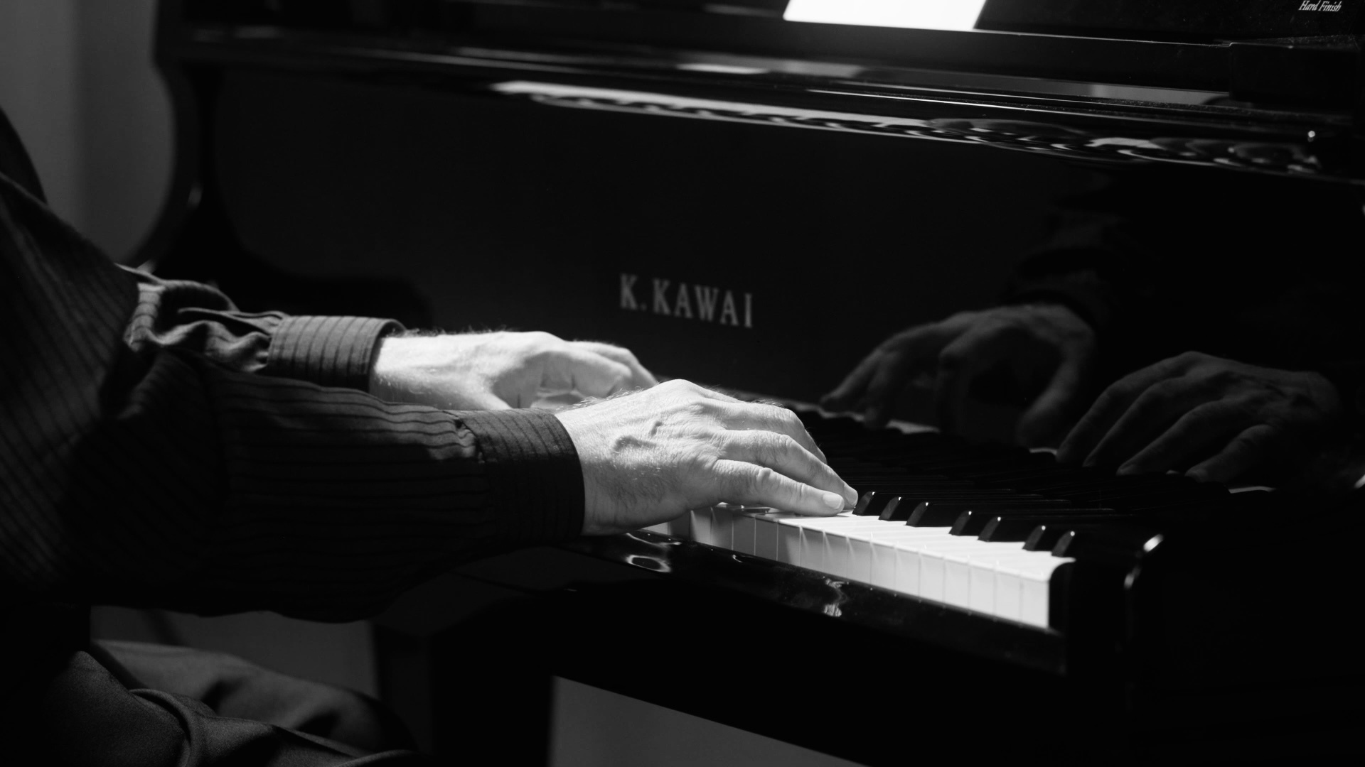 Manos sobre el piano durante una interpretación en vivo
